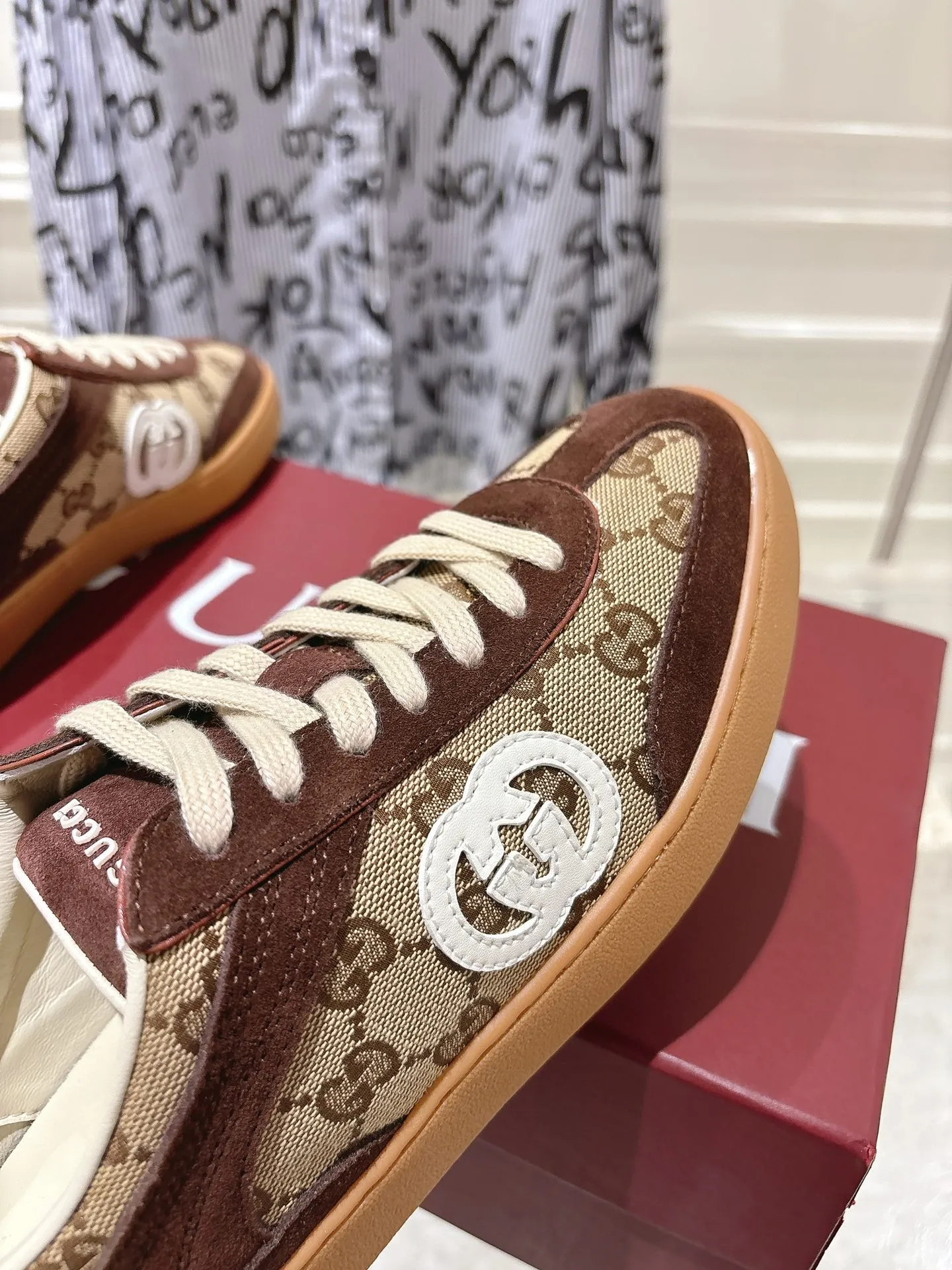 👟👟Ex-factory price 540👟👟Men's size +10 New upgraded version🔥Gucci 2024 new white shoes casual shoes hot recommendation, original TPU soles, original fabrics, original sheepskin lining sheepskin feet🔥Original cover craftsmanship is reproduced one to one! The pursuit of ultimate comfort! 🔥🔥 [Love] Fabric: Imported cow suede + mesh [Love] Packing: Counter-matched red shoe box ➕ Aviation airplane box [Love] Code number: 35-45